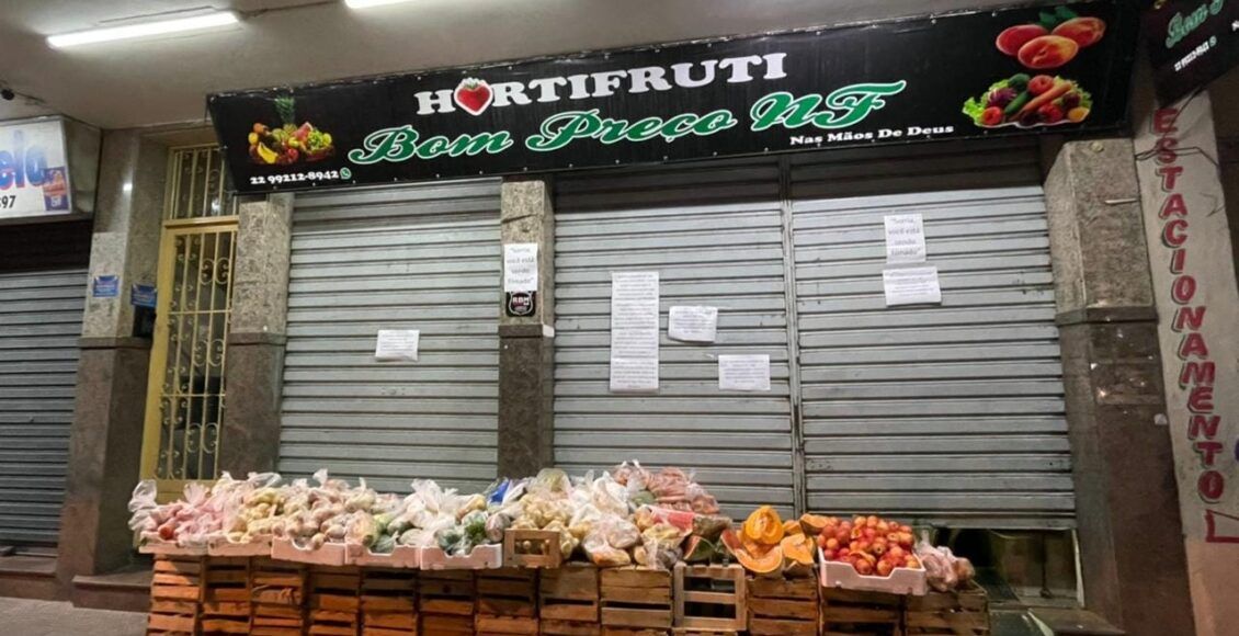 Hortifruti de Nova Friburgo coloca produtos na calçada para doação