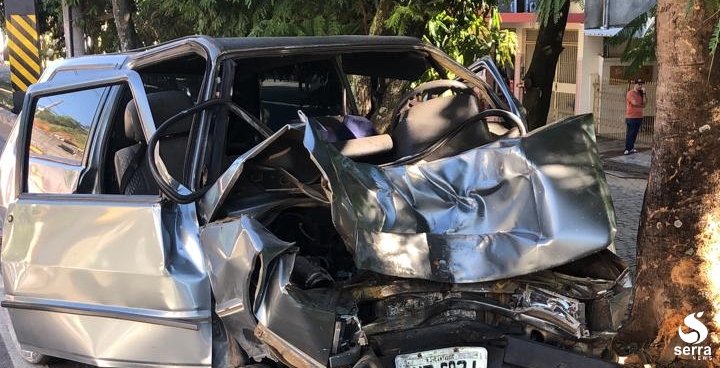 Carro colide contra árvore e deixa um ferido na RJ-116, em Itaocara
