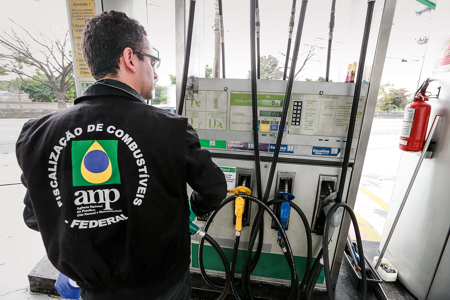 ANP fiscaliza revenda de gás e postos de combustíveis no Noroeste Fluminense