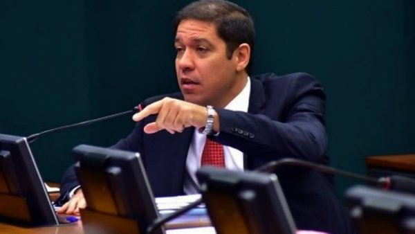 Deputado luta por aumento do auxílio emergencial: "pessoas estão passando fome"