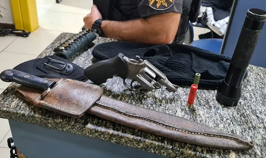 Homens são presos com arma, facão e touca ninja em Trajano de Moraes