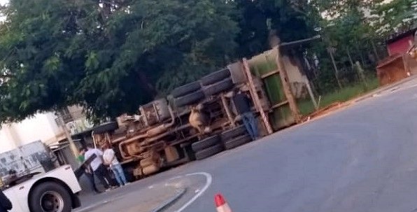 Caminhão de lixo tomba no Trevo de Itaocara