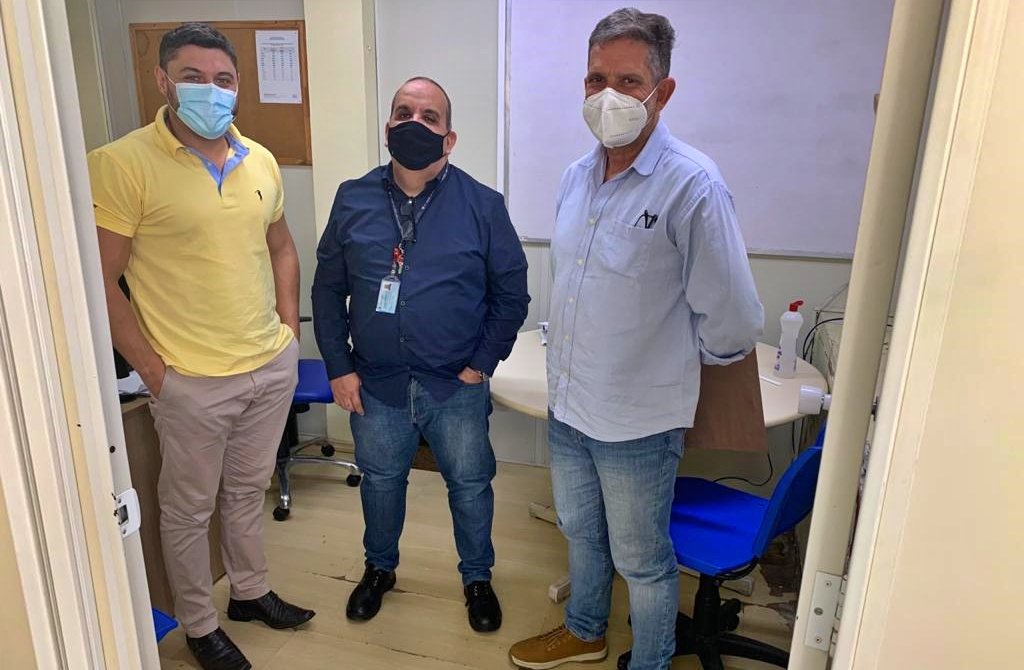 Reunião discute possível implantação de Centro de Hemodiálise no Hospital de Cantagalo 1 O diretor-geral do Hospital de Cantagalo, Alan Barros, juntamente com o secretrário de Saúde do município, Márcio Barbas, e o gerente de controle e avaliação do Estado, Dr. Marcelo Rodrigues.