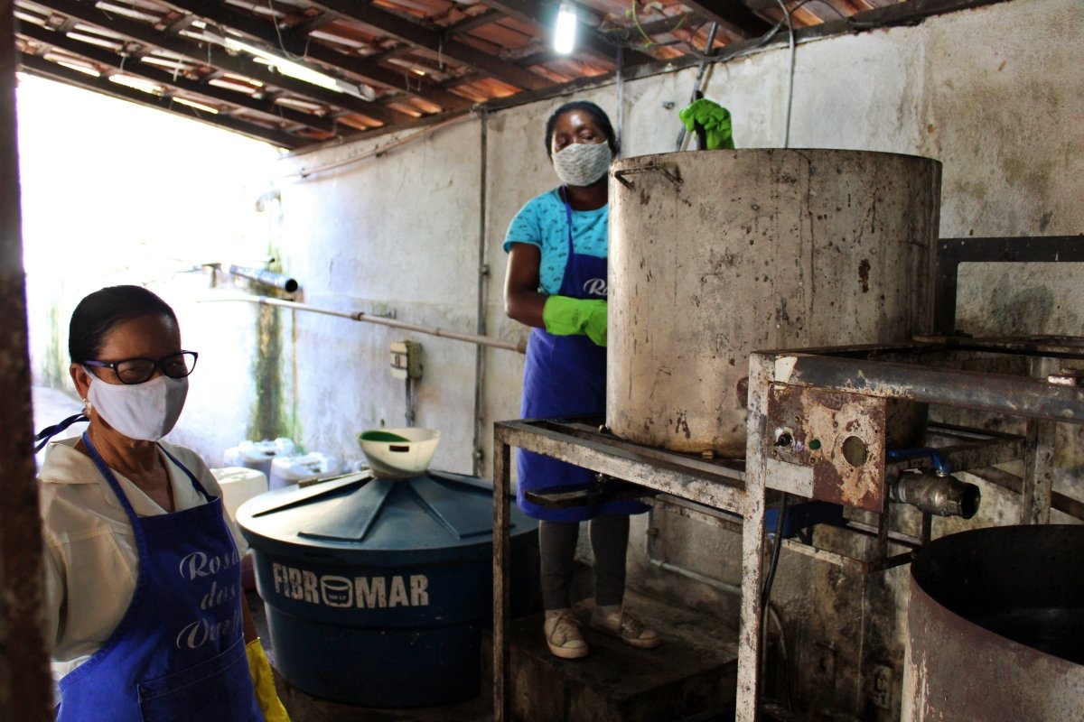 Projeto que transforma óleo de cozinha em sabão ecológico no bairro São José, em Cantagalo