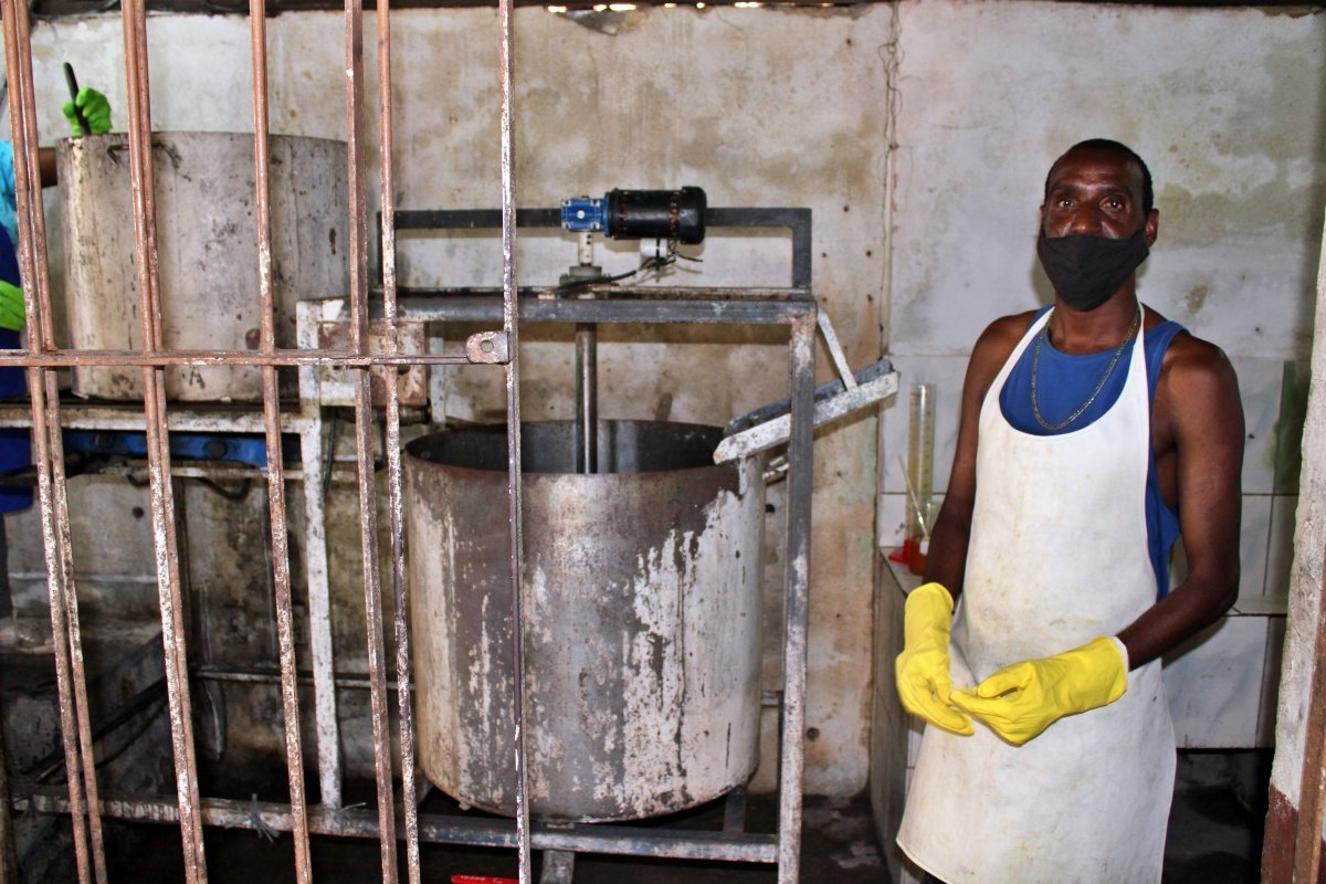 Projeto que transforma óleo de cozinha em sabão ecológico no bairro São José, em Cantagalo
