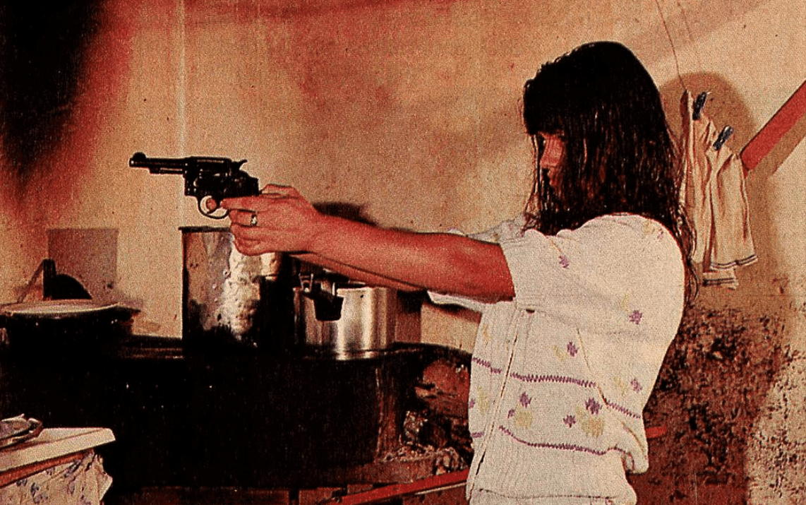 A semelhança do caso Lázaro com os Irmãos Necrófilos de Nova Friburgo 3 Márcia Cristina atirou em Ibraim para se defender. Acervo Revista Manchete, BN.