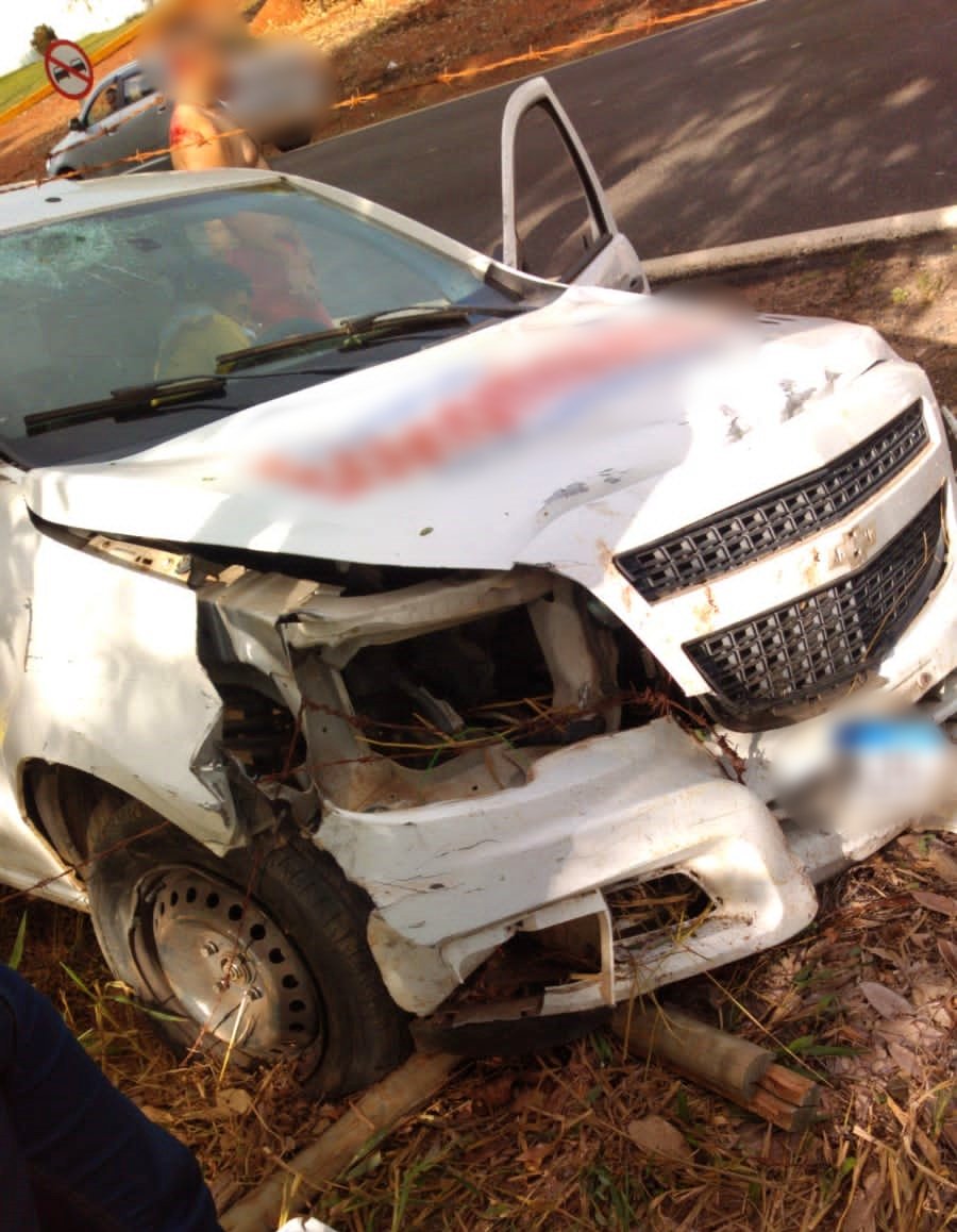 Carro colide contra cerca e poste na RJ-158, em Itaocara 1 Carro colide contra cerca e poste na RJ-158, em Itaocara