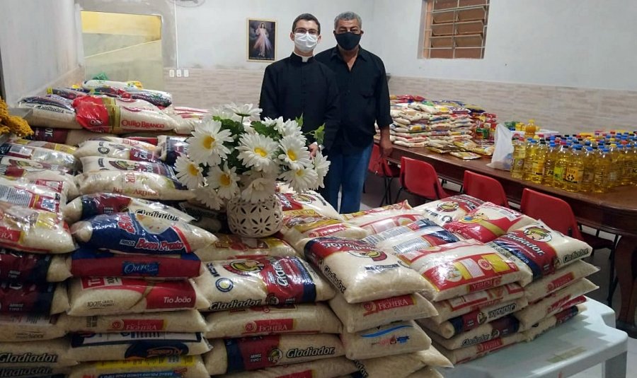 Fiéis doam quase 2 toneladas de alimentos durante Corpus Christi em Cantagalo