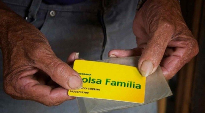 Bolsonaro estuda aumentar Bolsa Família em 'pelo menos 50%' até 2022