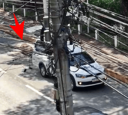 Coisas de Friburgo: Homem corre pelado, caixão cai na rua e super-herói de moto 2 Caixão cai de carro da funerária no centro de Nova Friburgo