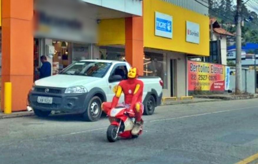 Coisas de Friburgo: Homem corre pelado, caixão cai na rua e super-herói de moto 3 Super herói anda de moto pelas ruas de Nova Friburgo