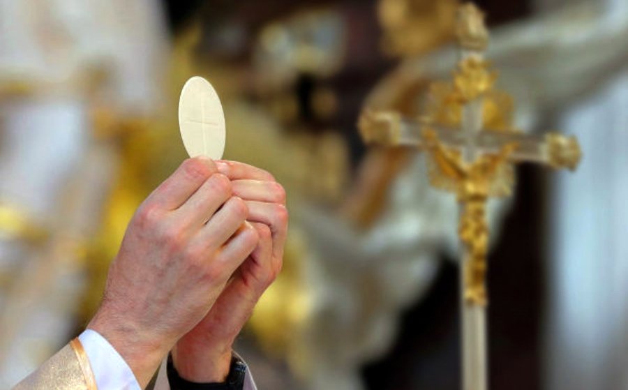 Corpus Christi: Em meio a pandemia, tapetes dão lugar à arrecadação de alimentos