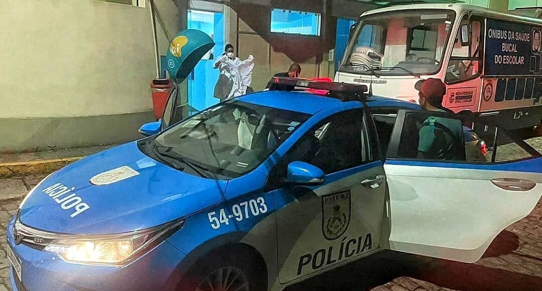 Mulher dá à luz dentro de viatura da PM na porta da maternidade em Friburgo