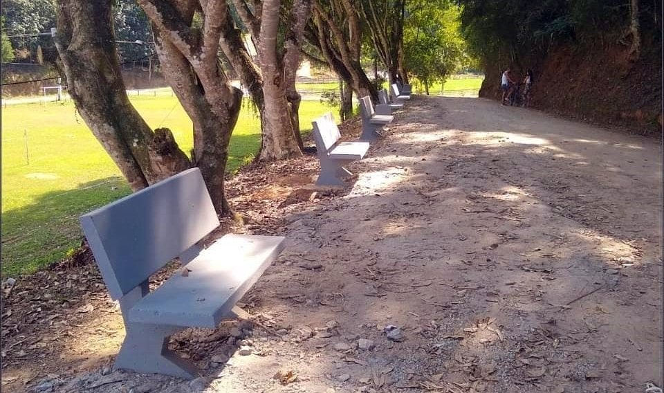 Novos bancos e lixeiras são instalados na Mata do Posto em Cordeiro