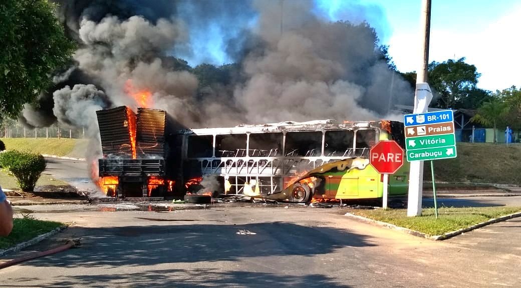 Acidente entre ônibus e caminhão causa incêndio e deixa feridos em Bom Jesus do Itabapoana