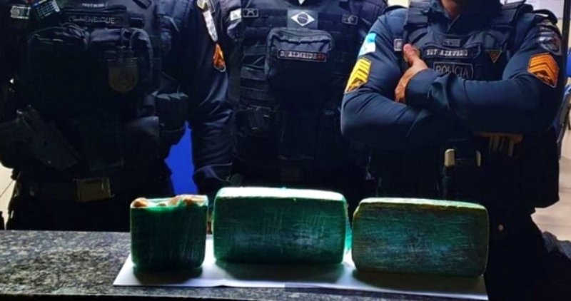 Mulher com criança de colo é presa com cocaína em ônibus no Noroeste Fluminense