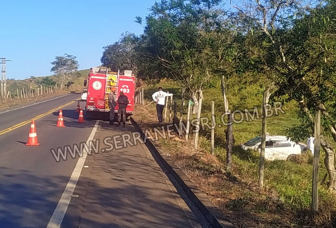 Carro arranca cerca e capota com ocupantes na RJ-116 em Aperibé 1 Carro capota com ocupantes na RJ-116 em Aperibé