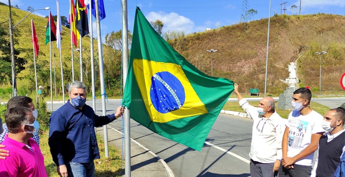 Prefeitura coloca novas bandeiras no Trevo de Duas Barras