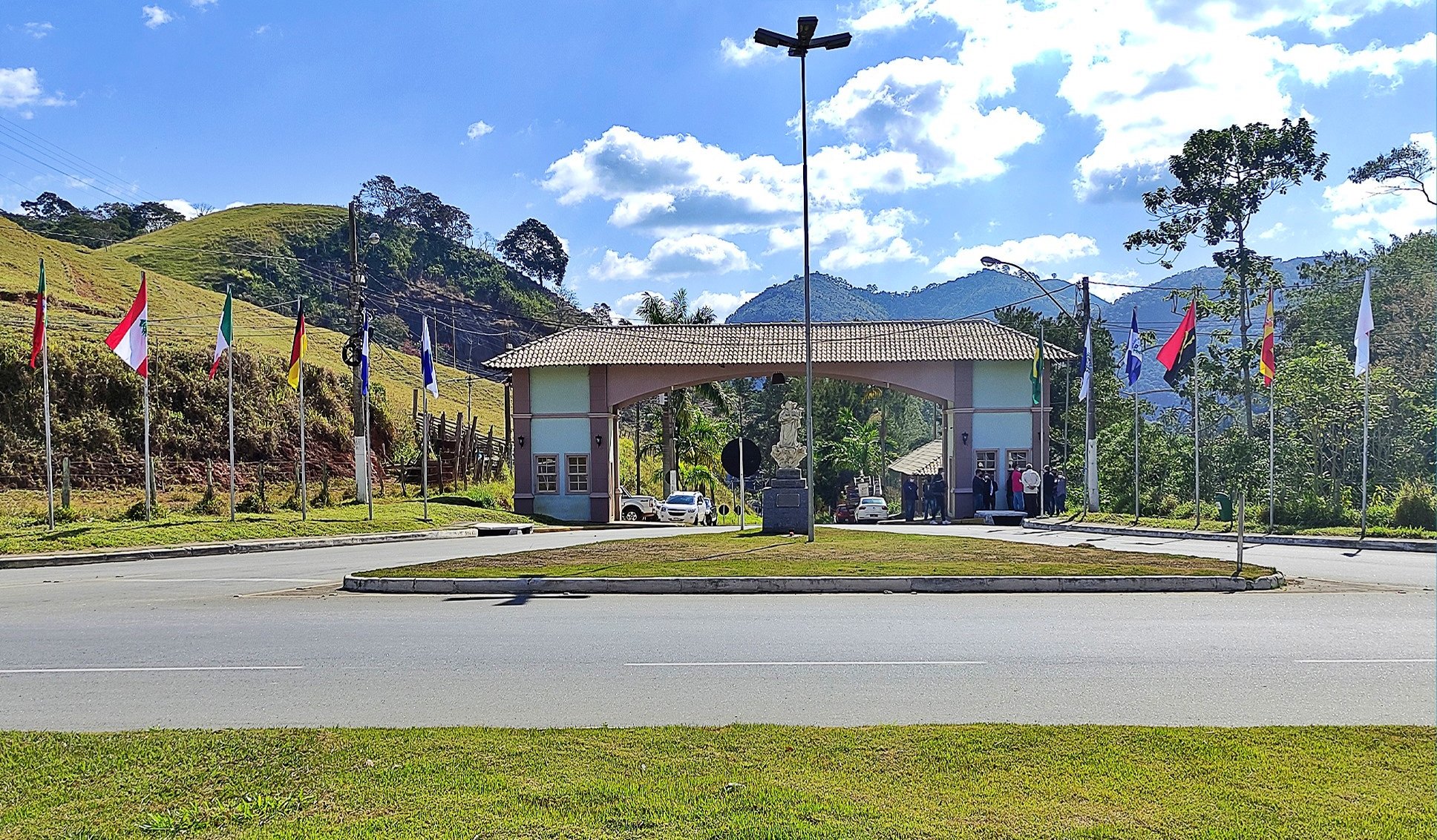 Prefeitura coloca novas bandeiras no Trevo de Duas Barras 1 Prefeitura coloca novas bandeiras no Trevo de Duas Barras