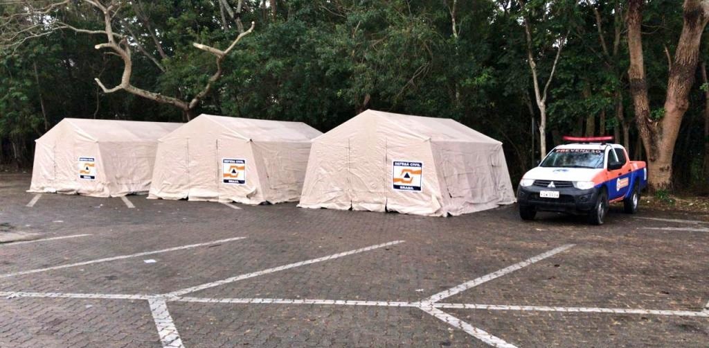 Barracas são instaladas em Petrópolis para acolher moradores de rua no frio intenso