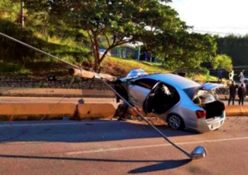 Carro com três ocupantes derruba poste na Via Expressa em Nova Friburgo