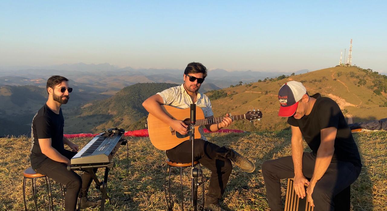 Cantor Victor Sally lança clipe de música inédita gravado em Cantagalo 1 O cantor e compositor Victor Sally lançou na última semana, o single e o clipe "Por Onde Andei",