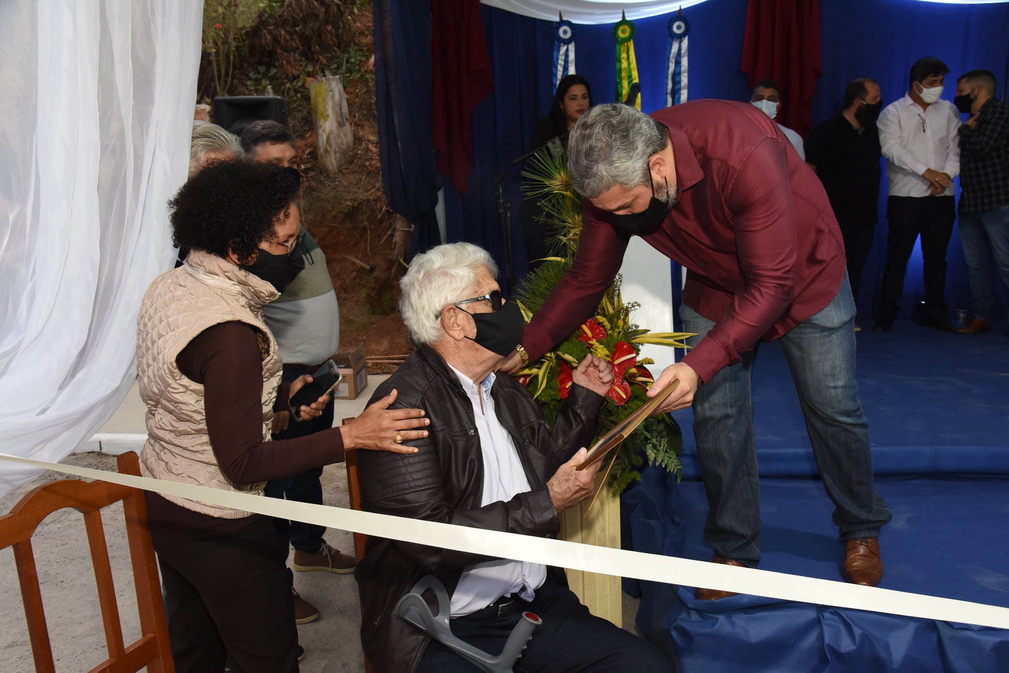 Prefeitura entrega pavimentação e revitalização de ruas em Duas Barras 2 familiares do Cel. Regino Monnerat, o neto Rubens Monnerat e os bisnetos, Marco Antônio e Luiz Antônio Monnerat, receberam uma singela homenagem do prefeito