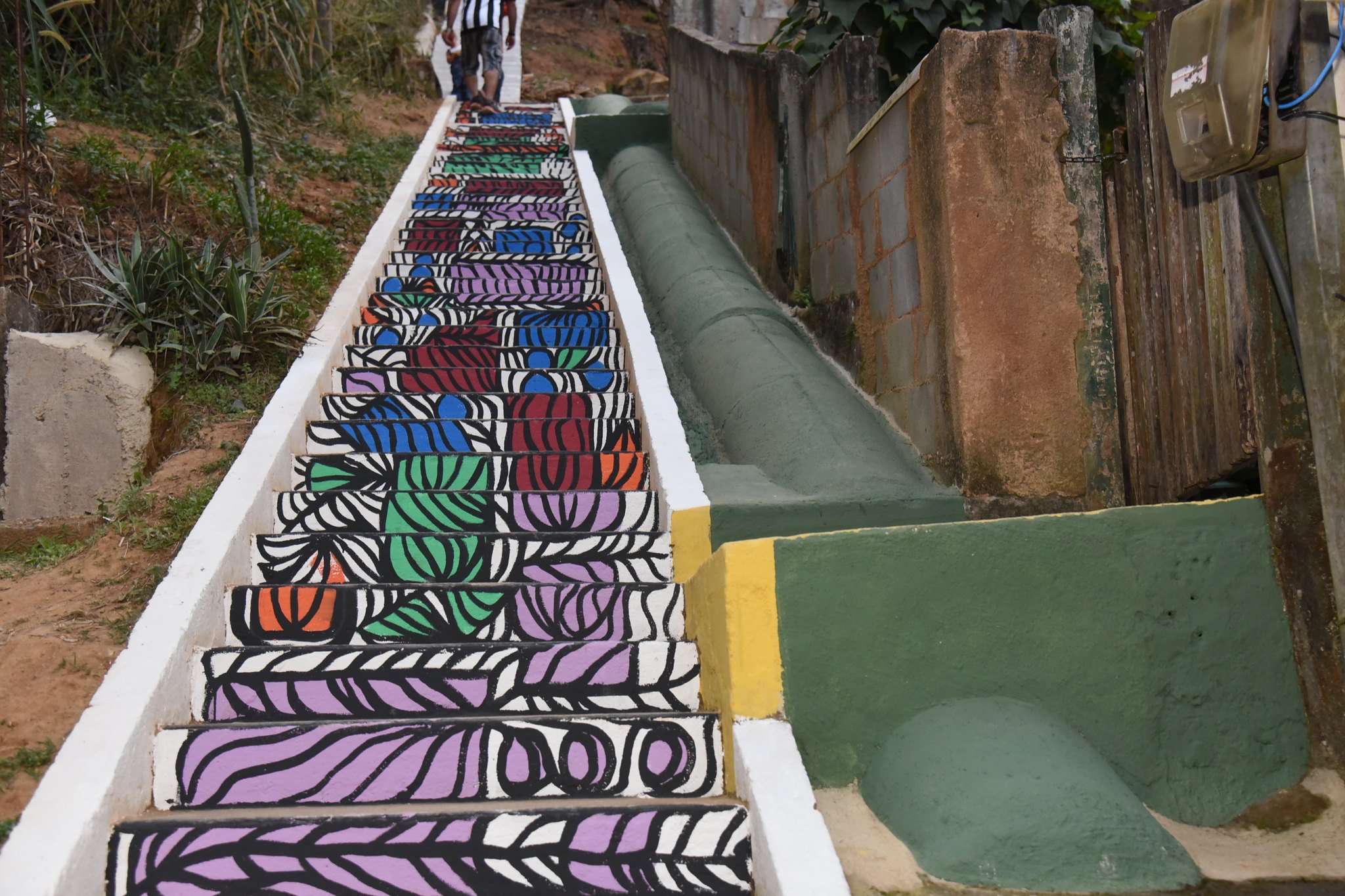 Prefeitura entrega pavimentação e revitalização de ruas em Duas Barras 3 Pintura artística na escadaria de acesso à Rua Antônio Melhorance se destaca