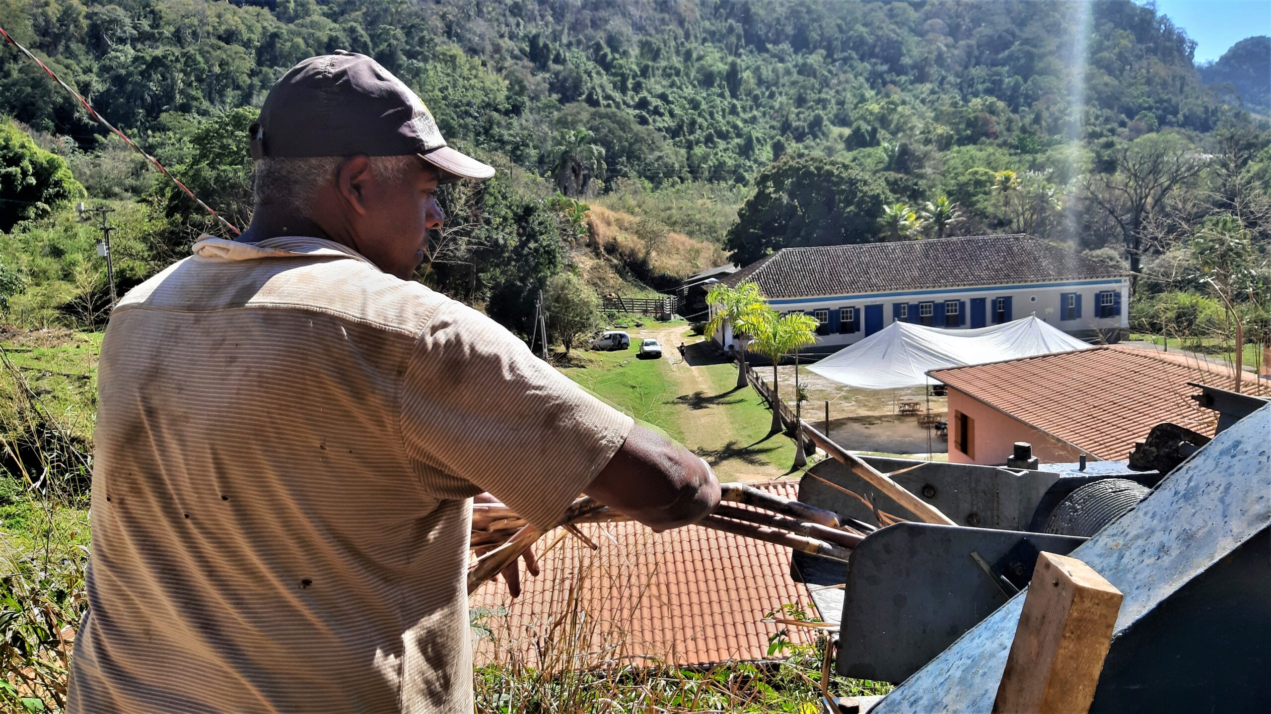 Turismo Rural na histórica Fazenda Penedo em Duas Barras 3 A Penedo fabrica a cachaça em todo processo de produção. Acervo pessoal