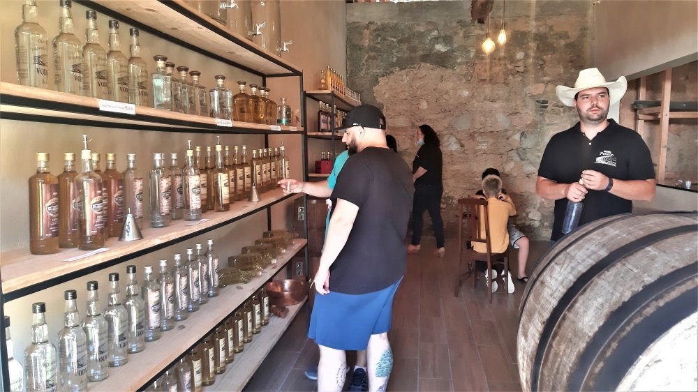 Turismo Rural na histórica Fazenda Penedo em Duas Barras 4 À direita, o cachacista Matheus de Araújo. Acervo pessoal
