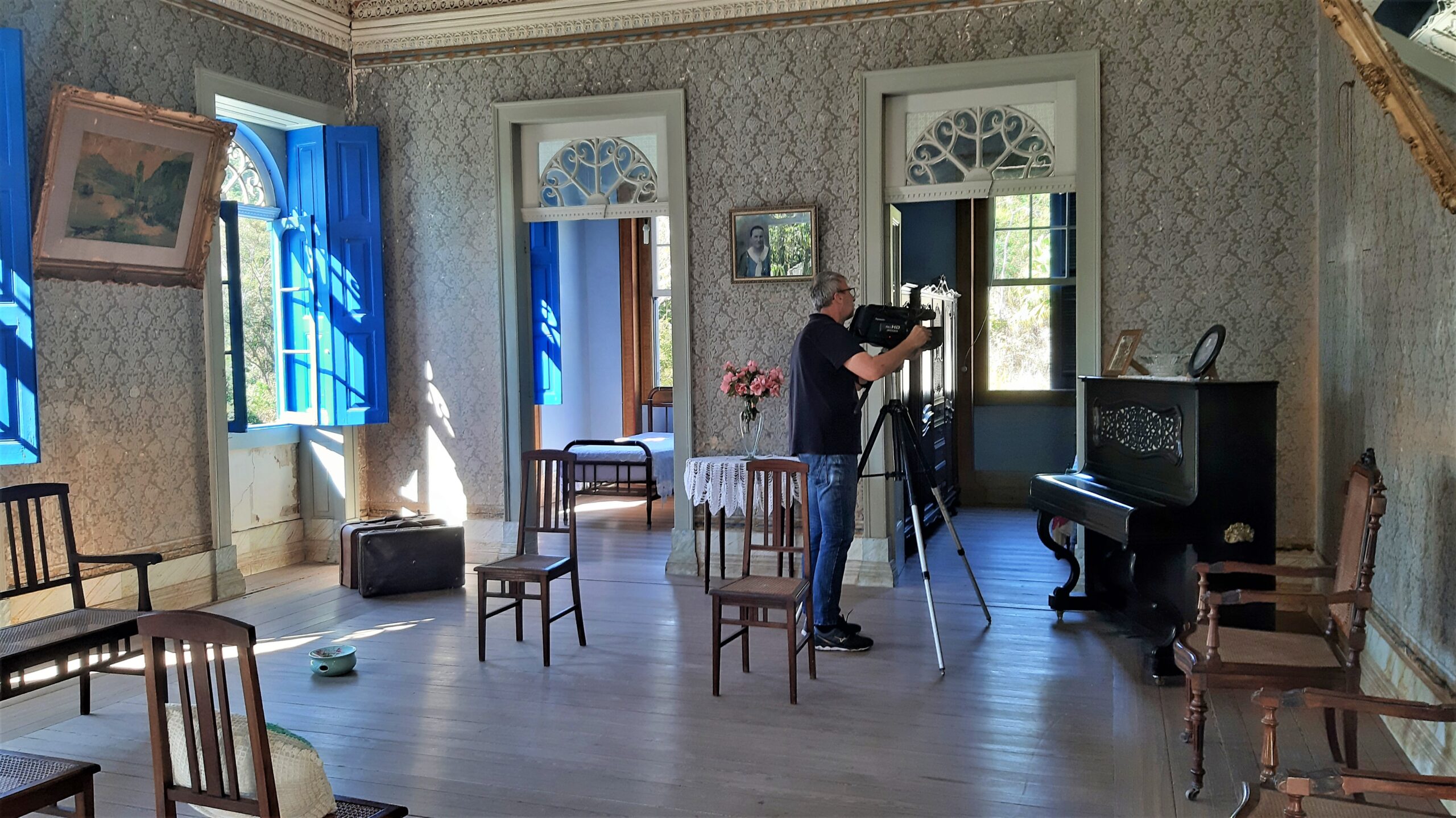 Turismo Rural na histórica Fazenda Penedo em Duas Barras 1 Cinegrafista Noé grava documentário produzido pelo portal de notícias Serranews. Acervo pessoal