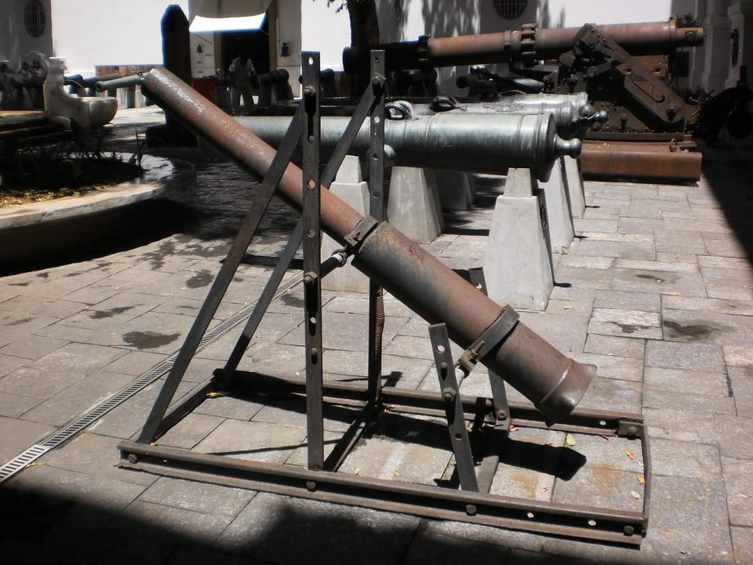 Legalistas e revolucionários: combatentes fluminenses na Revolução de 1930 8 No primeiro plano canhão fabricado pelo cantagalense Aristeu Curty Cortat. Acervo internet