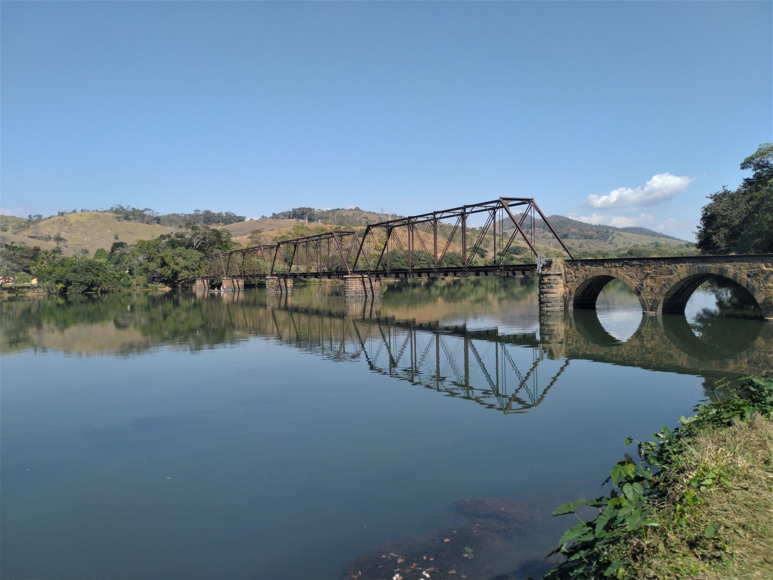 Legalistas e revolucionários: combatentes fluminenses na Revolução de 1930 1 Ponte Preta que liga Minas Gerais ao estado fluminense. Acervo Márcio Gonçalves