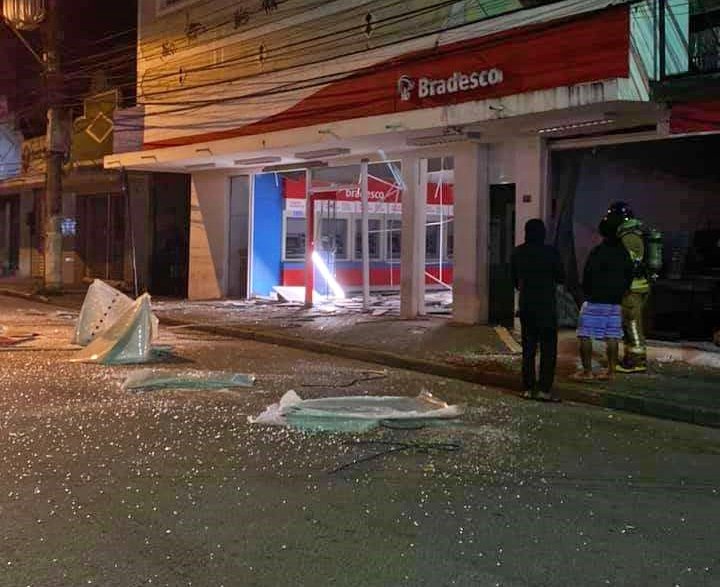 Bandidos armados explodem agência bancária em Cachoeiras de Macacu