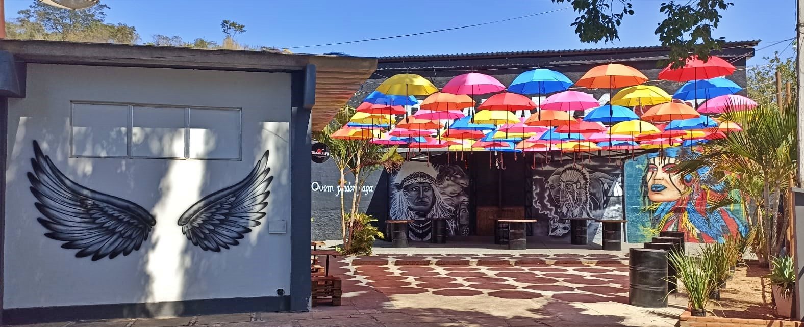 Hamburgueria de Itaocara investe em espaço com guarda-chuvas coloridos