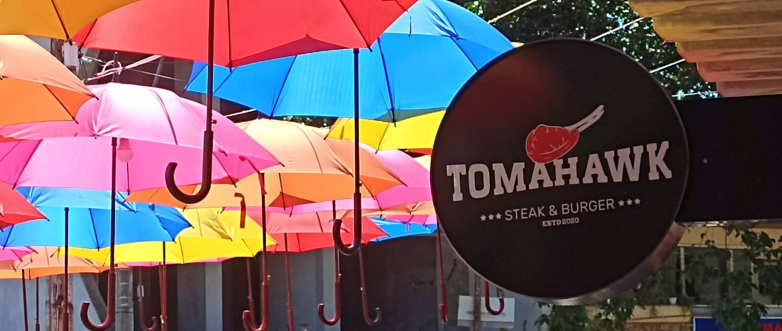 Hamburgueria de Itaocara investe em espaço com guarda-chuvas coloridos 2 Guarda-chuvas coloridos na hamburueria Tomahawk