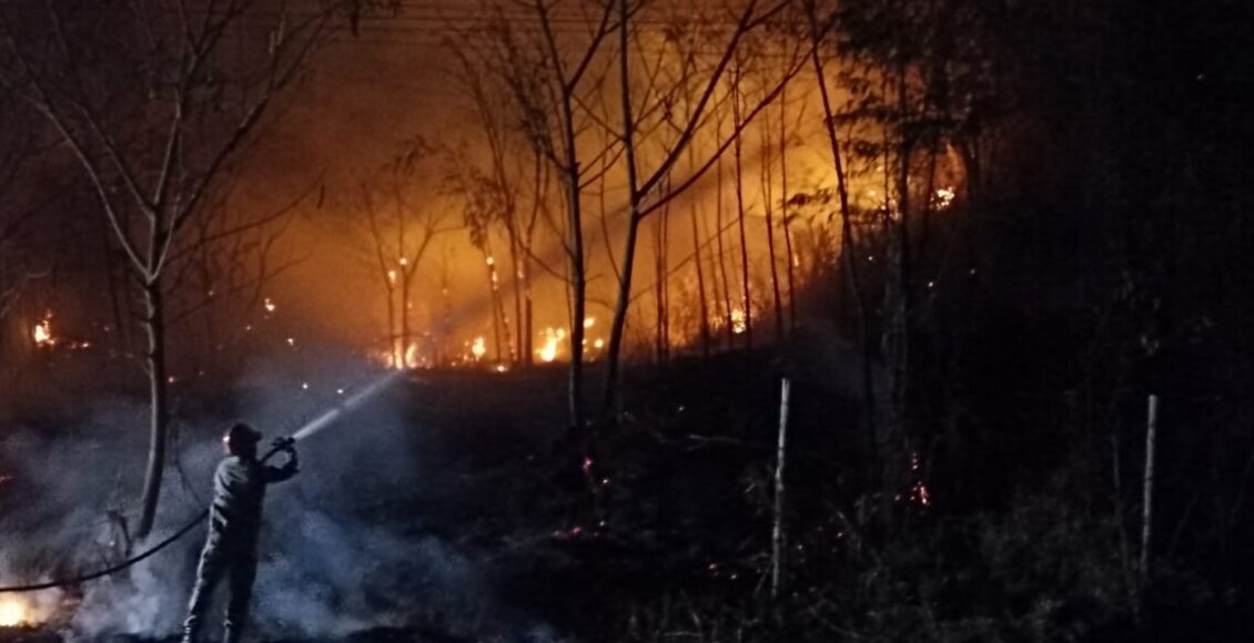 Bombeiros controlam incêndio que colocou residências em risco em Aperibé