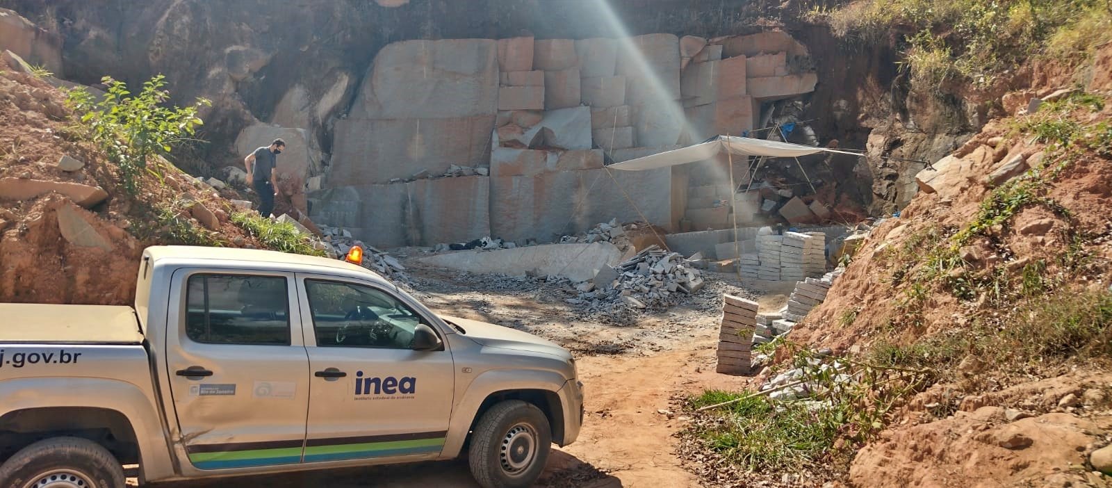 Inea e Polícia Ambiental combatem extração ilegal de pedra em Nova Friburgo