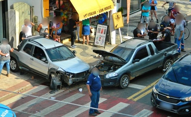 Acidente entre dois veículos deixa uma pessoa ferida no centro de Italva