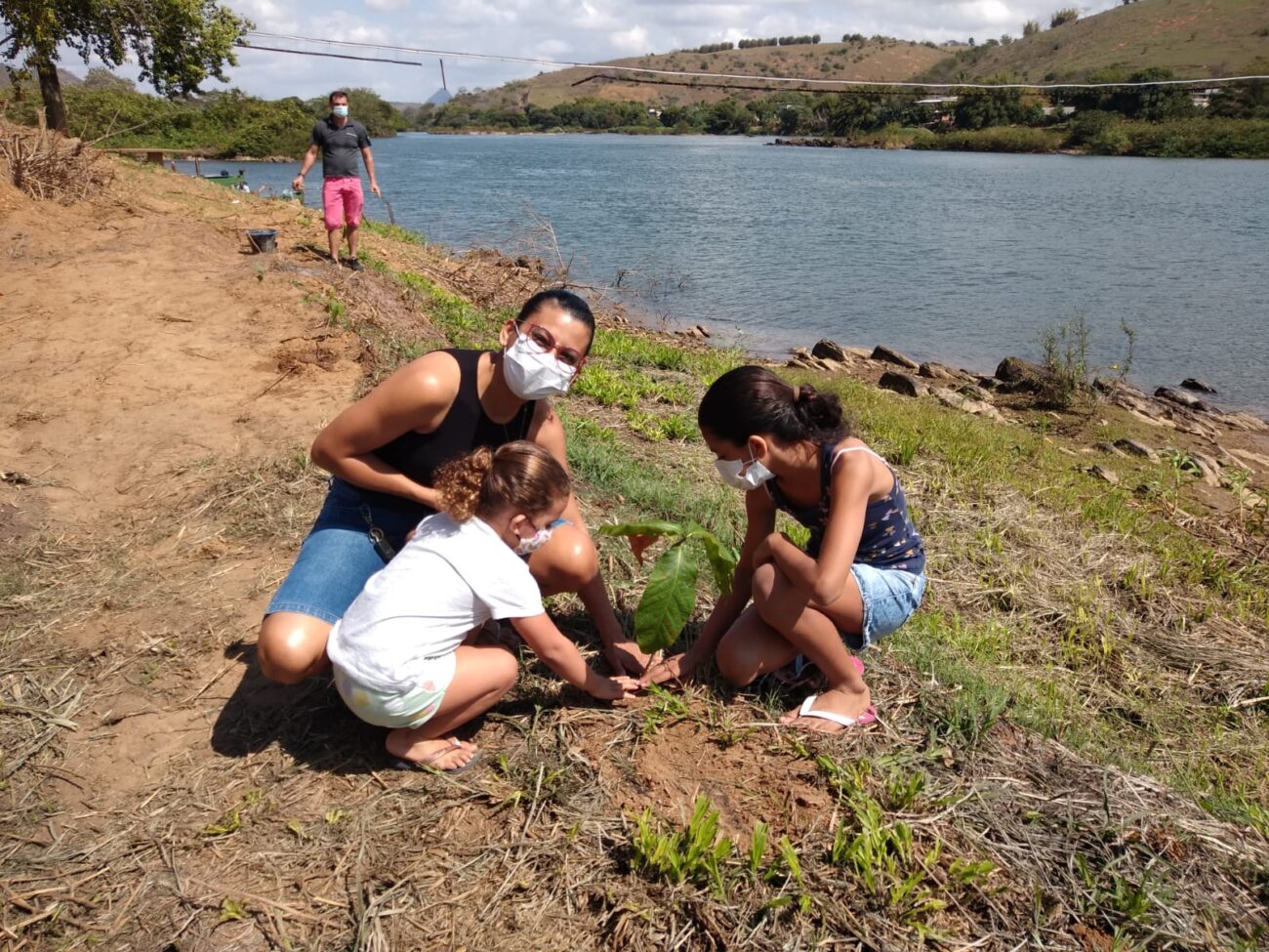Projeto Itaocara + Verde recria mata ciliar em Portela com a ajuda da comunidade 2 Projeto Itaocara + Verde recria mata ciliar em Portela próximo ao Rio Paraíba do Sul