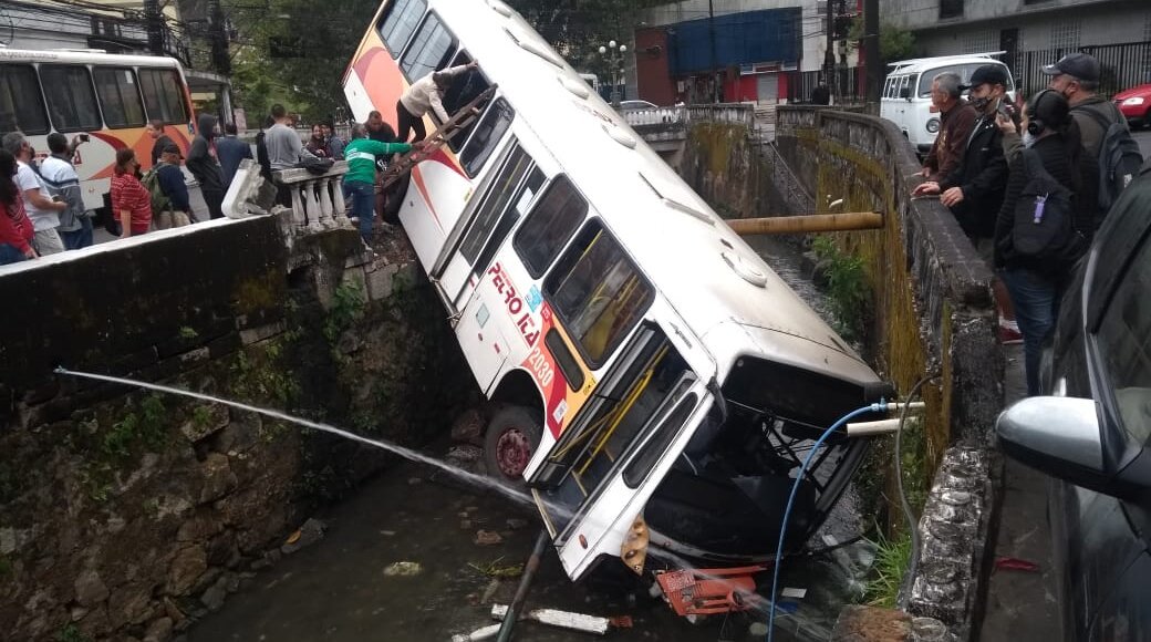 Ônibus cai de ponte em Petrópolis e duas pessoas ficam feridas