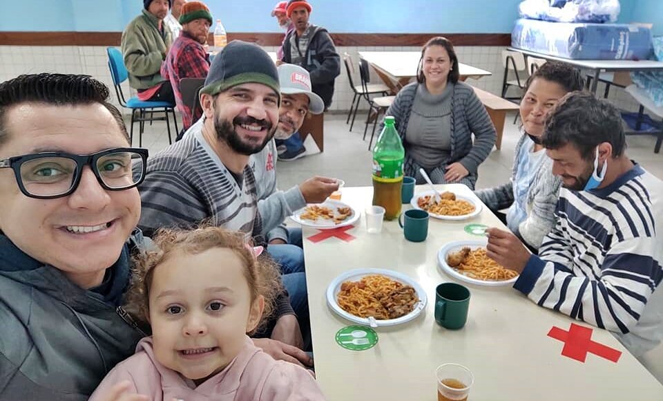 Prefeito de Friburgo tira domingo para almoçar com pessoas em situação de rua