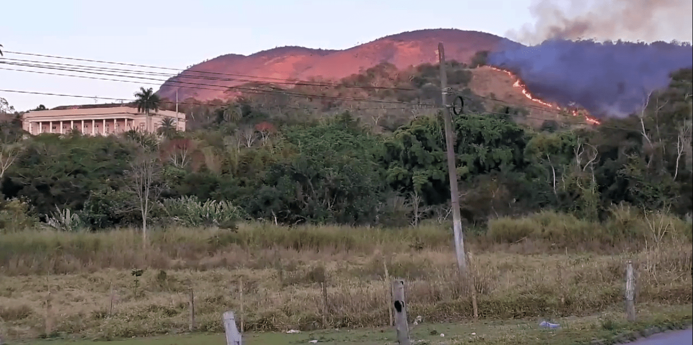Incêndios florestais são registrados em Friburgo, Cantagalo e São Fidélis 1 Incêndio a vegetação próximo ao Palacete do Gavião em Cantagalo.