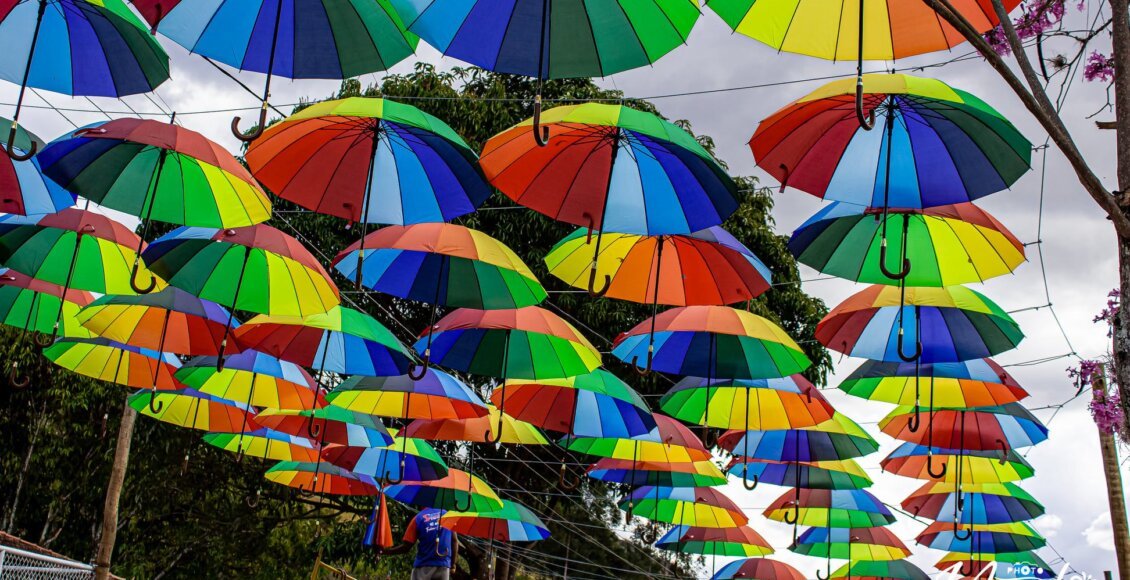 Guarda-chuvas coloridos começam a dar vida ao Retiro dos Sonhos, em Cordeiro