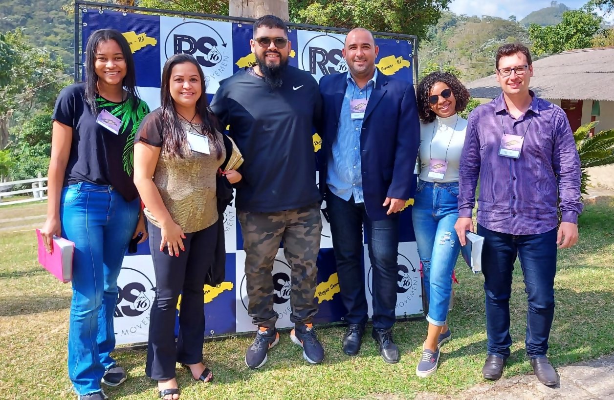 Serra News bem representado no 1º Café com Pastores e Líderes da Região Serrana 1 Representantes de Cantagalo posam pra foto com Gilly Ferraz - um dos propulsores do The Send, o maior evento gospel do planeta, no 1º Encontro de Pastores e Líderes da Região Serrana