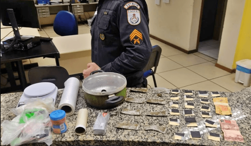 Suspeito foge e deixa para trás drogas e material do tráfico em Cantagalo