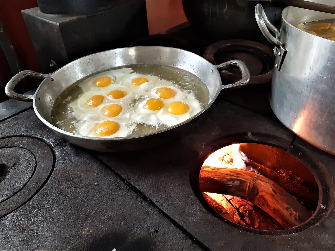 Turismo Rural na Fazenda Sossego em Cantagalo 4 A refeição aos visitantes é preparada no fogão a lenha. Acervo pessoal