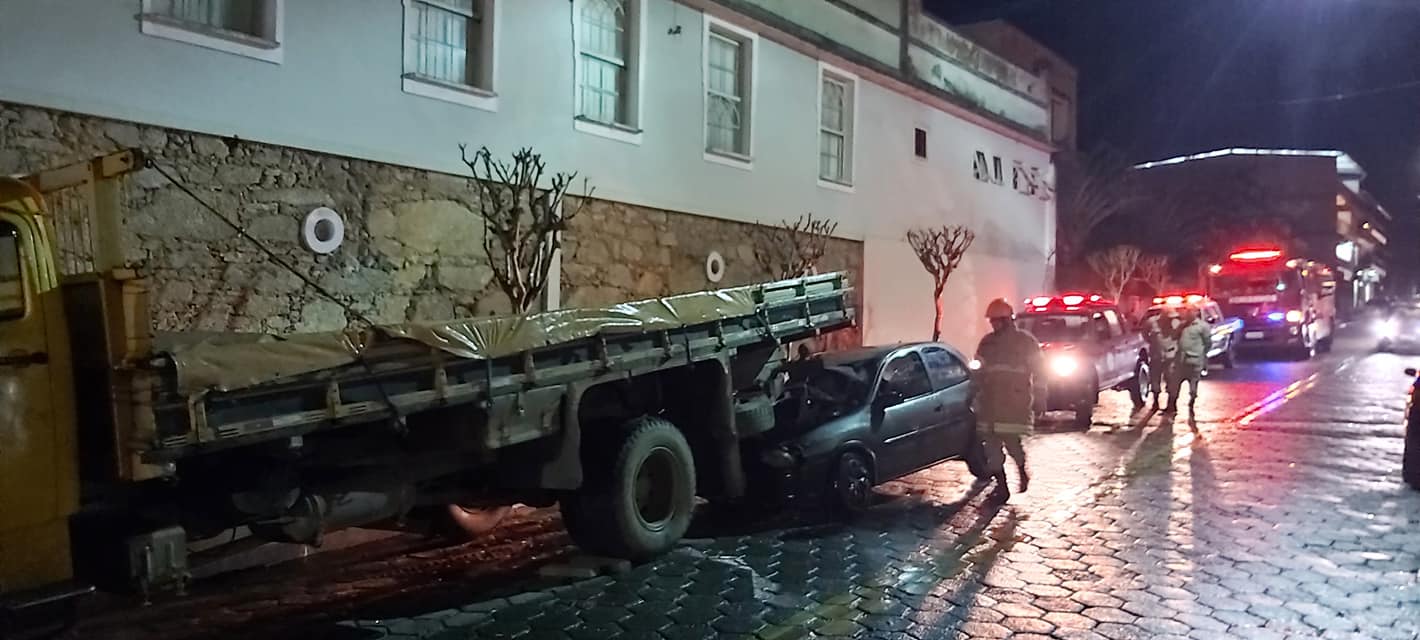Grave acidente deixa um ferido no Centro de Santa Maria Madalena