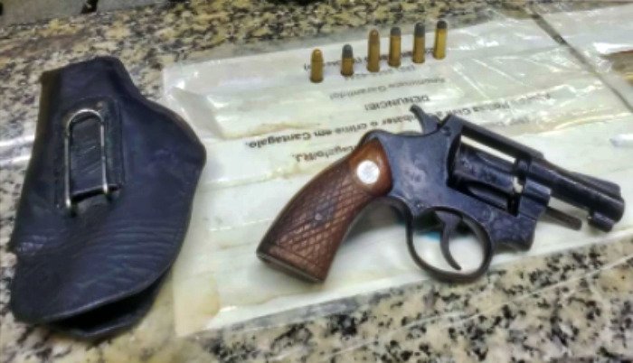 Suspeitos fogem da polícia e deixam arma para trás em Cantagalo