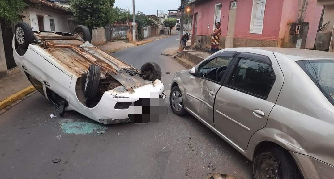 Carro capota após bater em veículo estacionado em Miracema